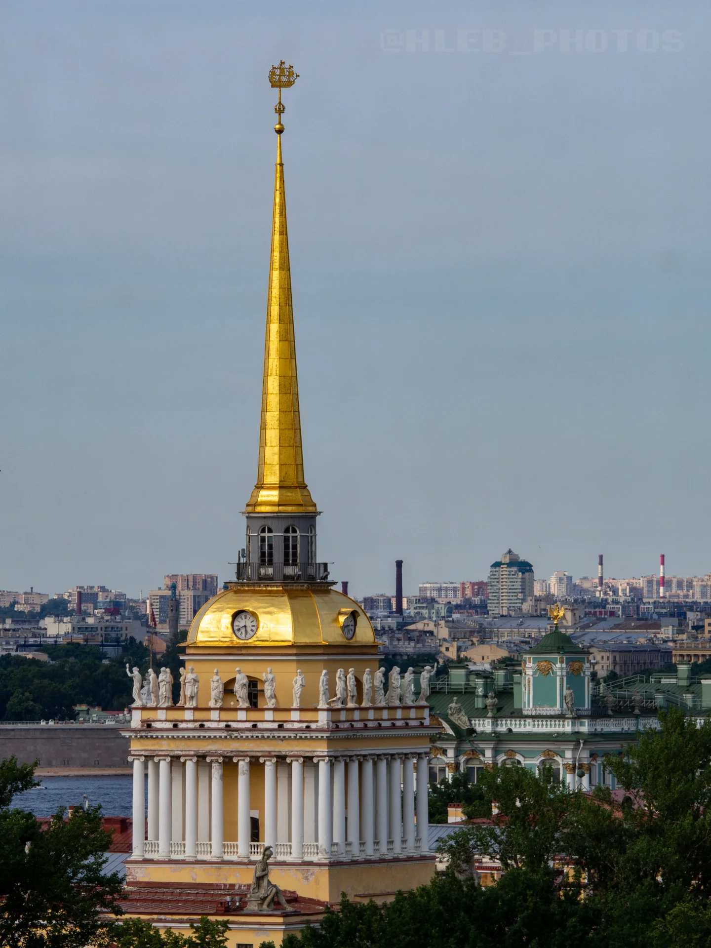 Знаменитый золотой шпиль со зданием Адмиралтейства и панорамой города на заднем плане.
